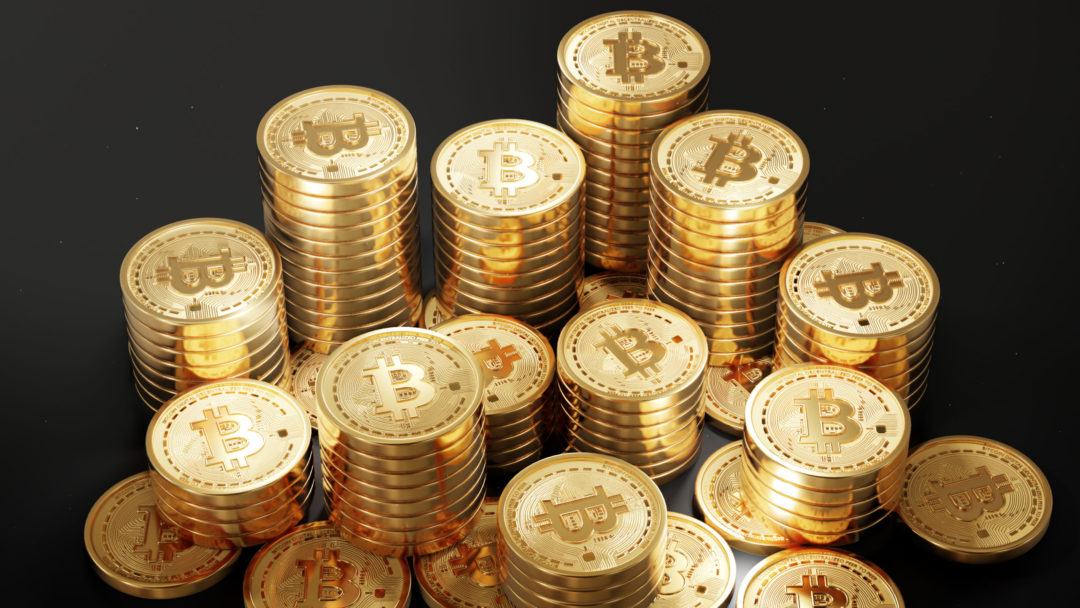 Bitcoin je na půlročním maximu a blíží se hranici 60.000 dolarů.