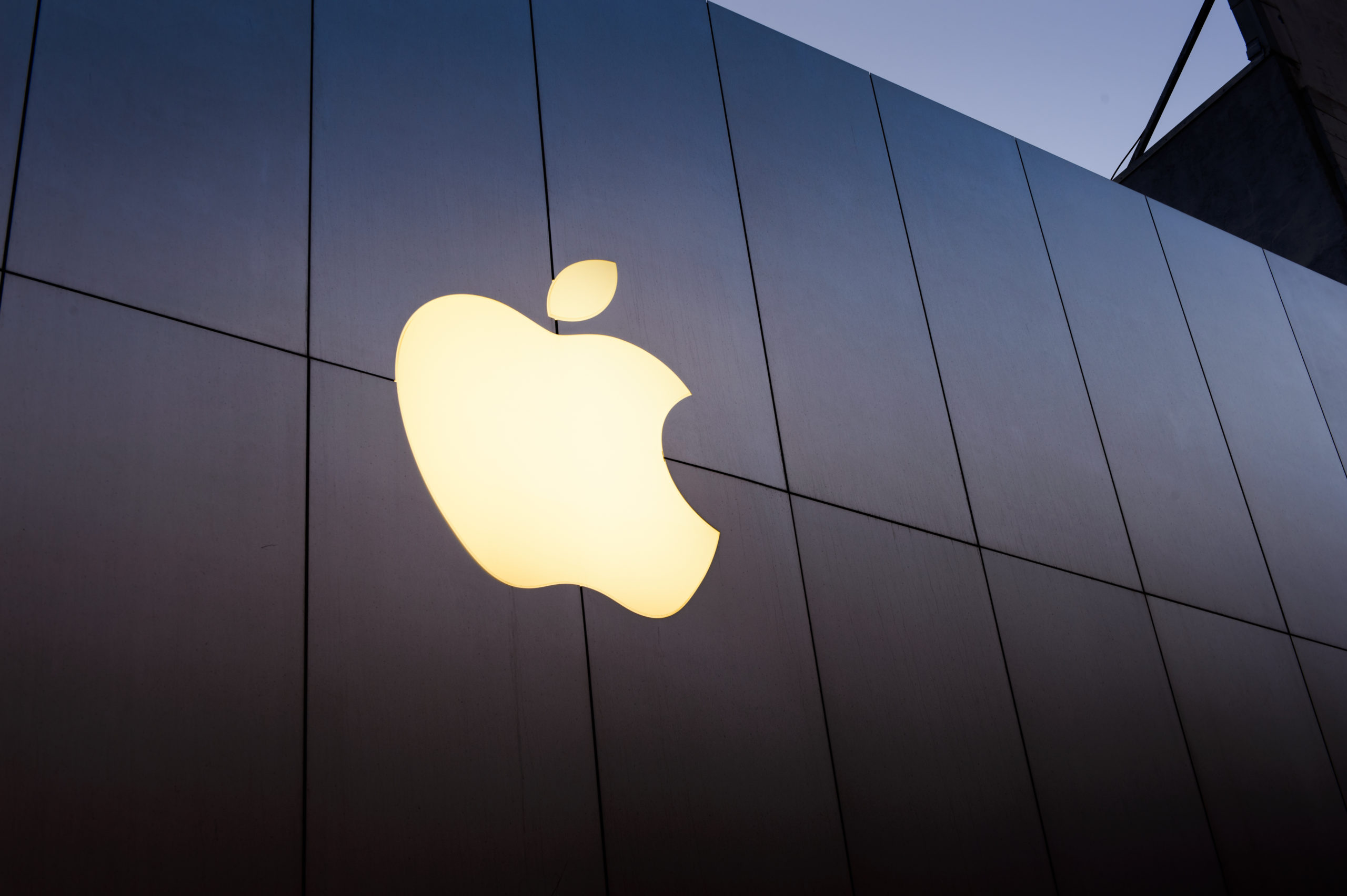 Nikkei: Apple snižuje výrobu tabletů, aby měl dost čipů pro iPhone 13.