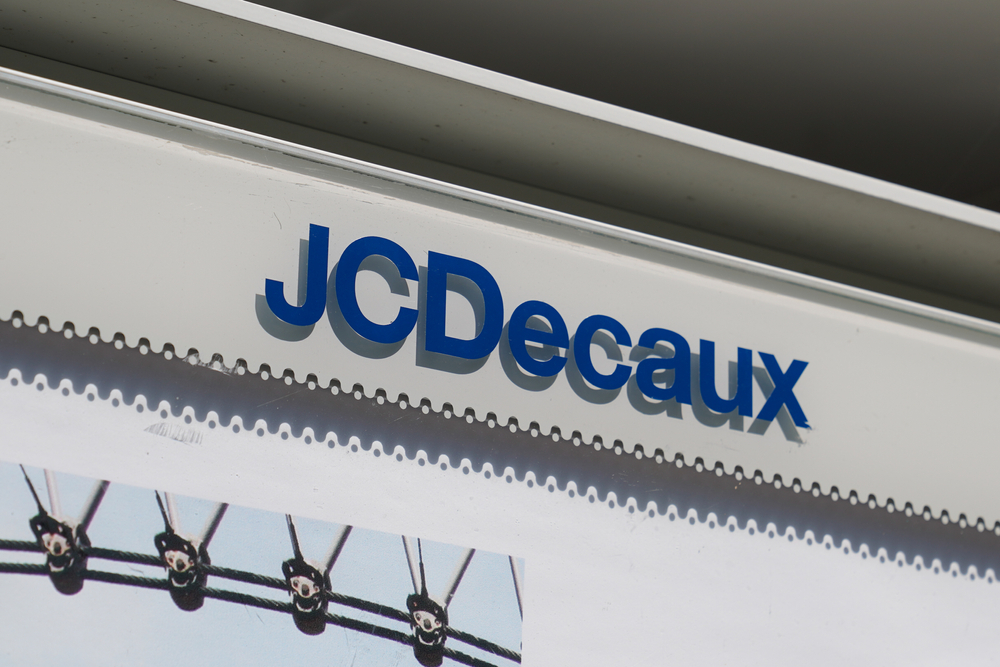 V ulicích Prahy je stále většina reklamních nosičů JCDecaux, které měly zmizet