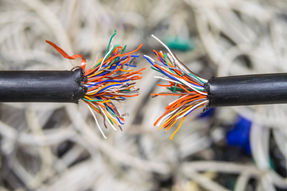 Kladno dnes postihl výpadek internetu a pevných linek, důvodem je krádež kabelu