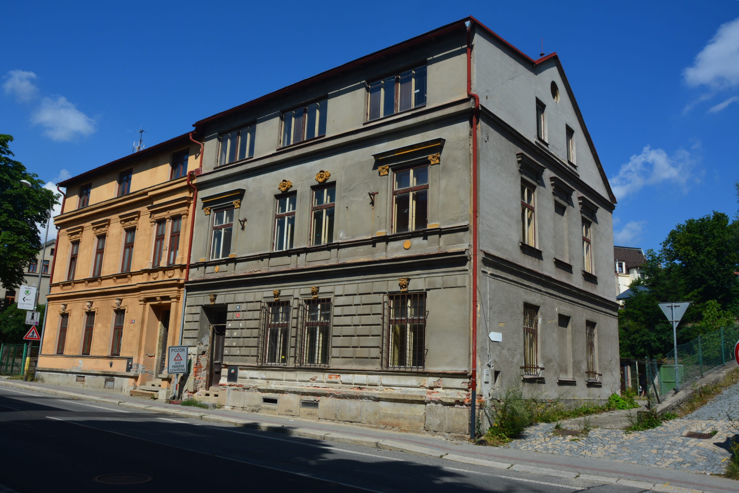 Zchátralá budova bývalého jabloneckého azylového domu se promění v městské byty