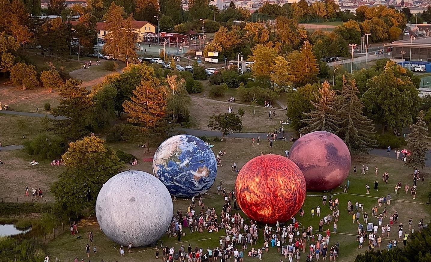 V Brně nafoukli desetimetrové modely Slunce, Měsíce, Marsu a Země