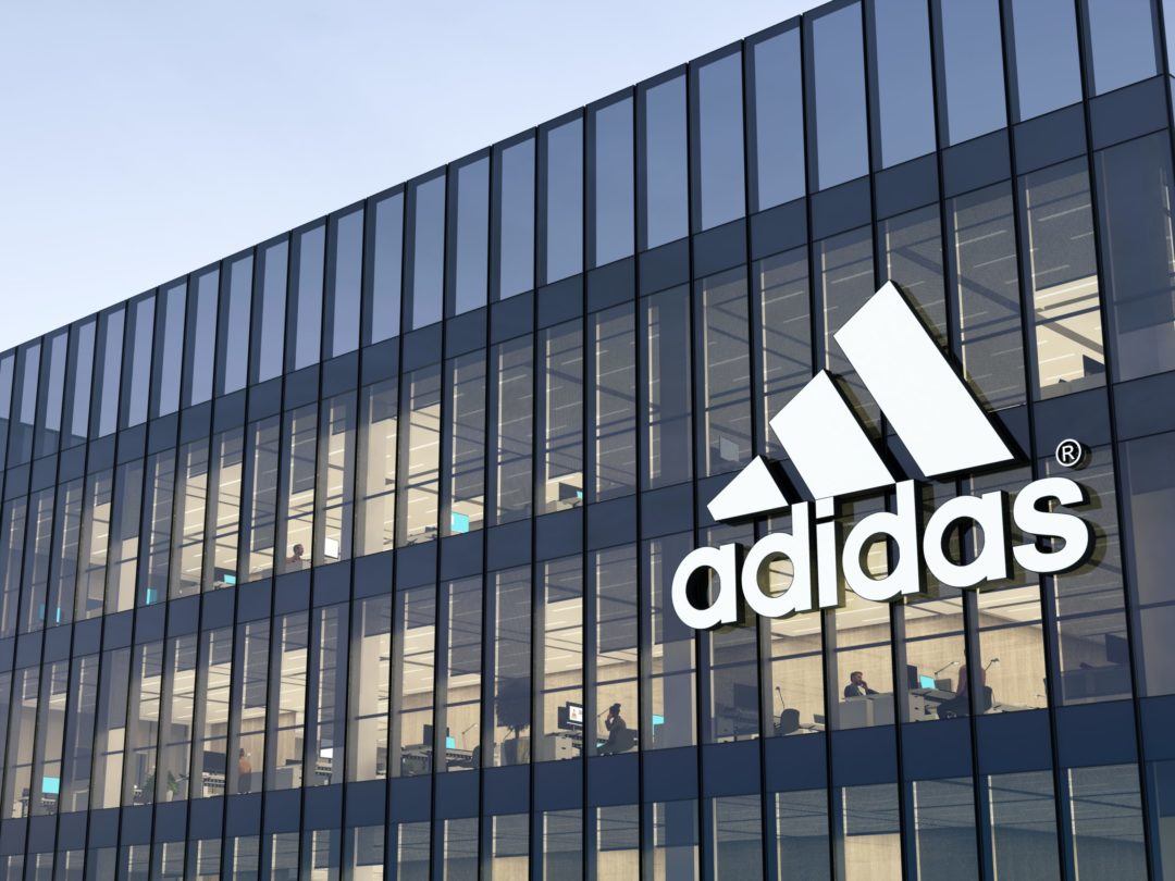 Adidas ukončil spolupráci s rapperem Ye, firmě vadí jeho antisemitské výroky