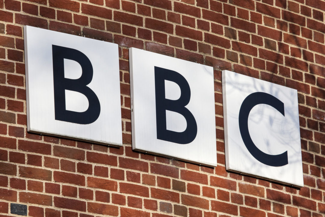 BBC uvedla, že policie v Číně napadla novináře informujícího o protestech