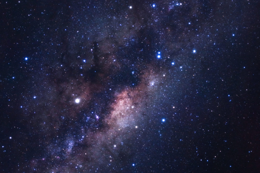 Teleskop Jamese Webba objevil velké vzdálené galaxie, které neměly existovat