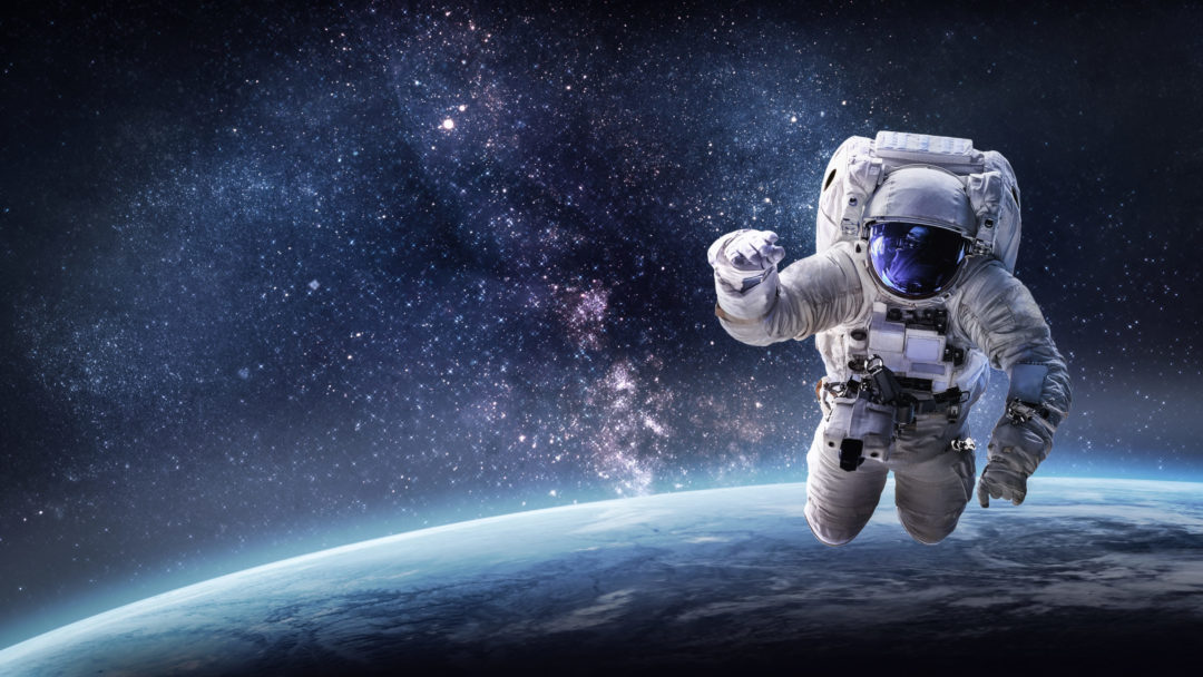 NASA představila nové skafandry, s nimiž astronauti přistanou i na Měsíci