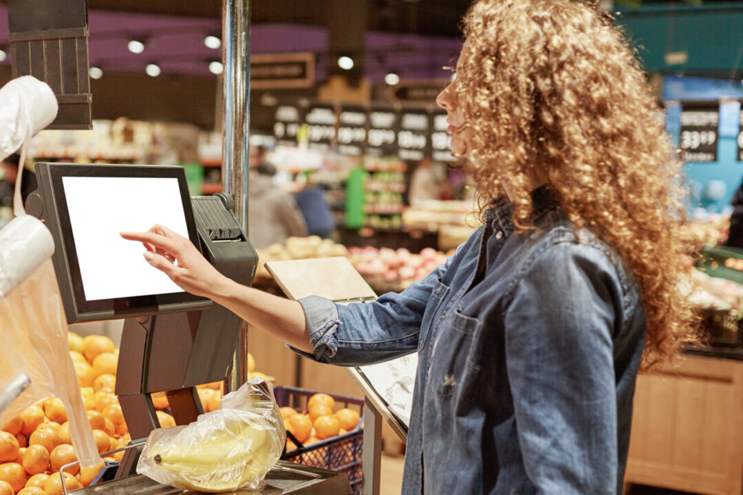 Obchodům i zákazníkům mohou pomoct váhy, které samy určí druh ovoce a zeleniny