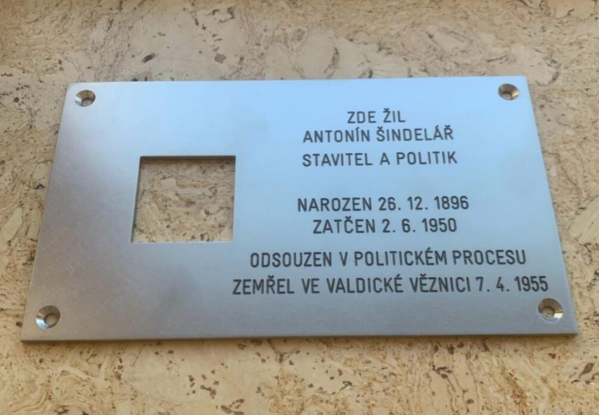 Dva domy v Praze byly osazeny pamětní cedulkou „Poslední adresa“ na připomínku obětí totalitního režimu