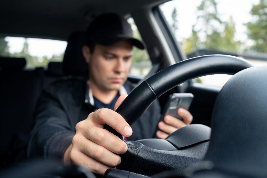 Čtvrtina českých řidičů přiznává, že při řízení čtou textové zprávy nebo sledují sociální sítě, nehodovost v důsledku nevěnování se řízení vloni vzrostla o 16 %